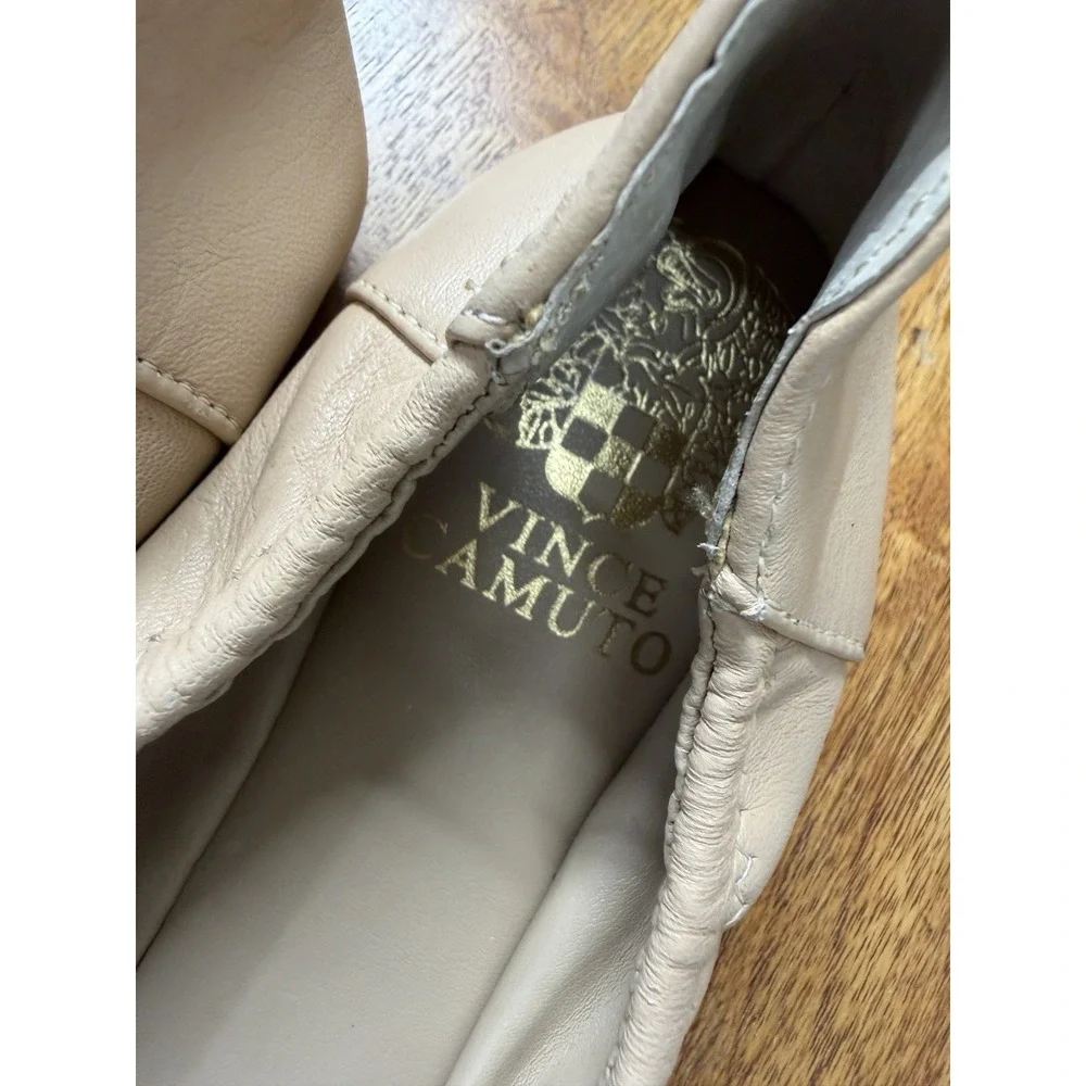 New VINCE CAMUTO Women's 8.5 B Nude Leather Ballet Flats Gold Logo Charm Accent